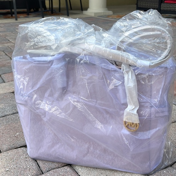 MICHAEL KORS GILLY LARGE DRAWSTRING TRAVEL TOTE BALLET SIGNATURE COLOR - Picture 16 of 16